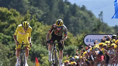 Der Slowene Tadej Pogacar vom UAE Team Emirates und der Däne Jonas Vinegaard von Jumbo-Visma während der siebten Etappe der Tour de France - Foto: IMAGO / Belga Der Slowene Tadej Pogacar vom UAE Team Emirates und der Däne Jonas Vinegaard von Jumbo-Visma während der siebten Etappe der Tour de France - Foto: IMAGO / Belga