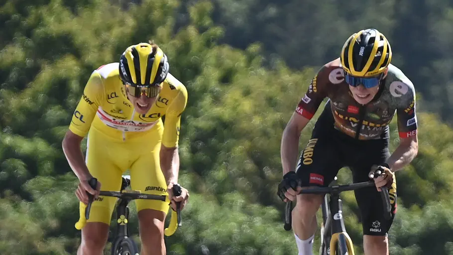 Tadej Pogacar und Jonas Vinegaard Der Slowene Tadej Pogacar vom UAE Team Emirates und der Däne Jonas Vinegaard von Jumbo-Visma während der siebten Etappe der Tour de France