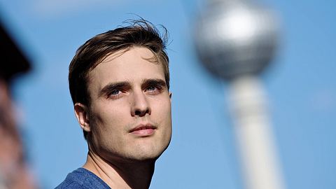 tagesschau-Ersatz für Constantin Schreiber, der hier verträumt schaut, steht fest - Foto:  IMAGO / Charles Yunck