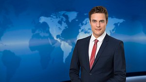 Constantin Schreiber im „Tagesschau“-Studio. - Foto: © NDR/Thorsten Jander
