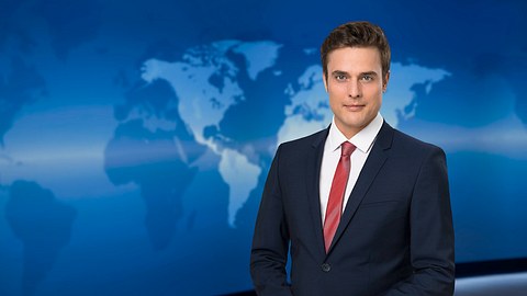 Constantin Schreiber im „Tagesschau“-Studio. - Foto: © NDR/Thorsten Jander