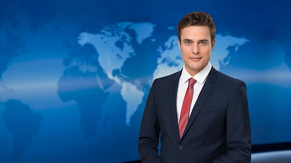 Constantin Schreiber im „Tagesschau“-Studio. - Foto: © NDR/Thorsten Jander