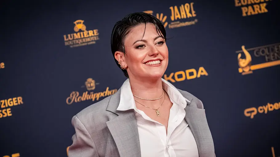 Tahnee auf dem roten Teppich bei einer Veranstaltung