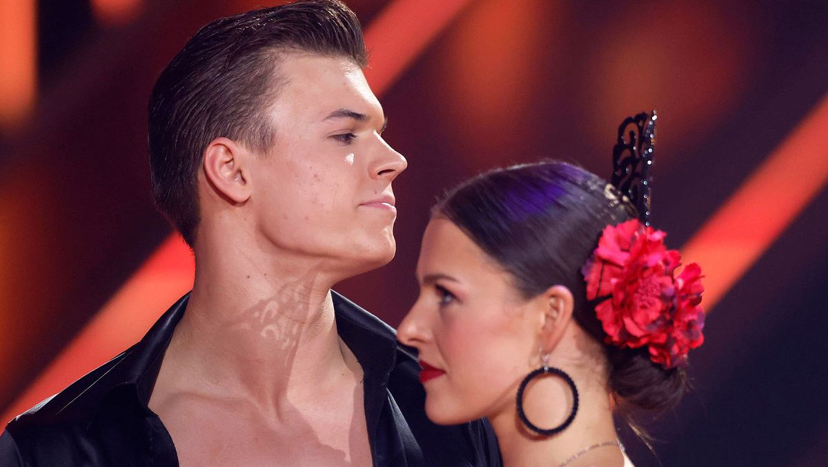 Taliso Engel hat vor „Let’s Dance“-Finale Bedenken Taliso Engel steht mit Patricija Ionel auf der „Let’s Dance“-Bühne und schaut ernst zur Seite