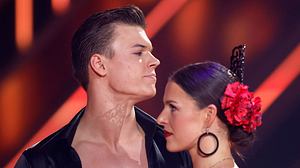 Taliso Engel schaut auf der „Lets Dance“-Bühne ernst über Patricija Ionel hinweg - Foto:  IMAGO / Panama Pictures