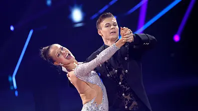 Taliso Engel tanzt mit Patricija Ionel. - Foto: IMAGO / Panama Pictures