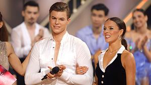 Taliso Engel im weißen Hemd und Patricija Ionel im schwarzen Top bei Lets Dance. - Foto: IMAGO / Future Image