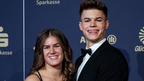 Taliso Engel & seine Freundin Kim auf dem roten Teppich. - Foto: IMAGO / Eibner
