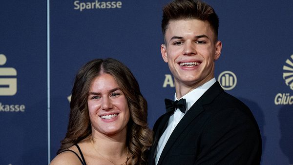 Taliso Engel & seine Freundin Kim auf dem roten Teppich. - Foto: IMAGO / Eibner