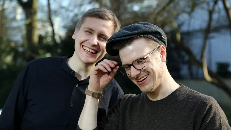 RUNDFUNK BERLIN-BRANDENBURG Talk ohne Gast - Neue Satire-Show mit Moritz Neumeier & Till Reiners Till Reiners (v.r.) und Moritz Neumeier (l.) lachen.