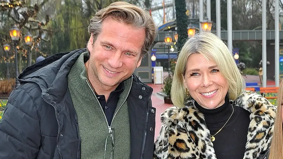 Tanja Szewczenko mit ihrem Ehemann Norman Jeschke Norman Jeschke in dunkler Jacke und Tanja Szewczenko im Leopardenmantel stehen im Freien und lächeln in die Kamera.