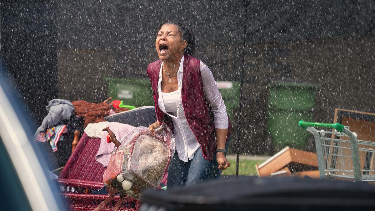 Taraji P. Henson gibt in „Straw“ alles. Janiyah Wiltkinson steht schreiend im Regen.