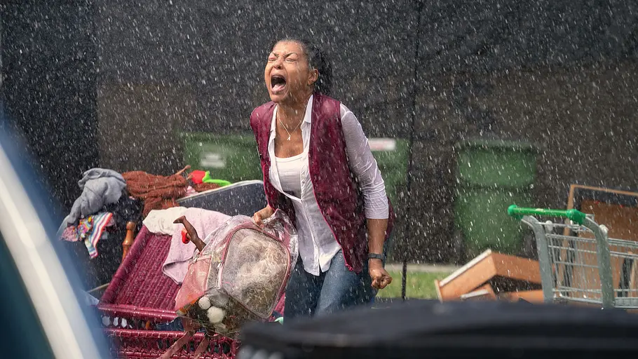 Janiyah Wiltkinson steht schreiend im Regen.