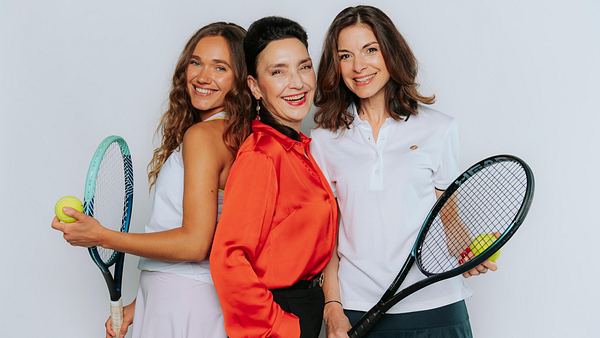 Tatjana Clasing mit den Neuzugängen Josephine Martz und Bianca Hein, die beide Tennisschläger in den Händen halten. - Foto: RTL / Julia Feldhagen