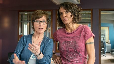 Annalena Schmidt als Frau Keller zusammen mit Ulrike Folkerts als Lena Odenthal. - Foto: SWR/Alexander Kluge