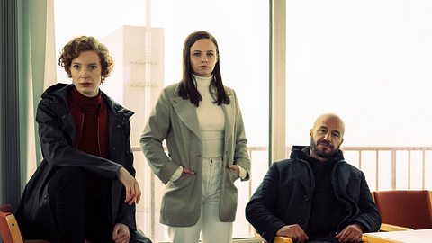Das „Tatort“-Trio Andersen, Moormann und Selb posiert für die Kamera. - Foto: Radio Bremen