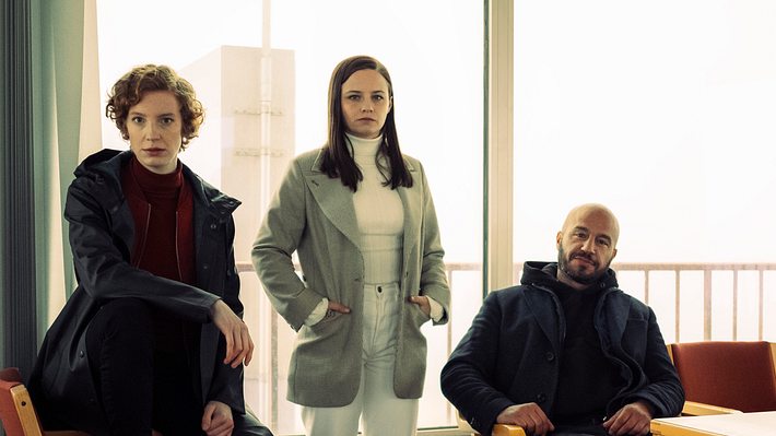 Das „Tatort“-Trio Andersen, Moormann und Selb posiert für die Kamera. - Foto: Radio Bremen