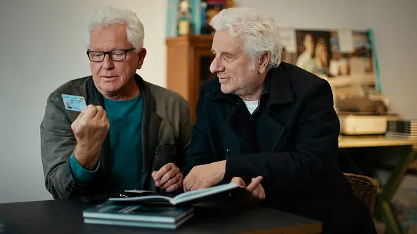 Miroslav Nemec (Ivo Batic) und Udo Wachtveitl (Franz Leitmayr) betrachten den Dienstausweis. - Foto: BR/Harald Schulze Miroslav Nemec (Ivo Batic) und Udo Wachtveitl (Franz Leitmayr) betrachten den Dienstausweis. - Foto: BR/Harald Schulze