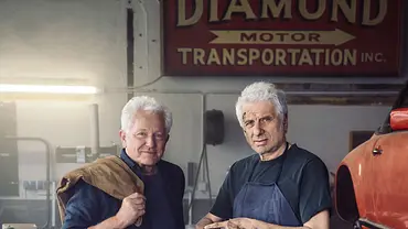 Ivo Batic (Miroslav Nemec, l.) und Franz Leitmayr (Udo Wachtveitl) stehen in einer Autowerkstatt.  - Foto:  BR/NEUESUPER GmbH/Hendrik Heiden