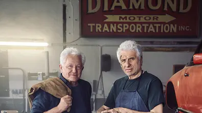 Ivo Batic (Miroslav Nemec, l.) und Franz Leitmayr (Udo Wachtveitl) stehen in einer Autowerkstatt.  - Foto:  BR/NEUESUPER GmbH/Hendrik Heiden