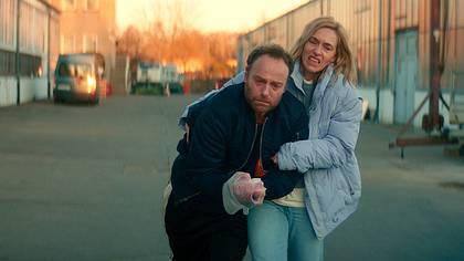 Camilla schleppt den verletzten Robert Karow zum Auto, Tatort Berlin - Foto: rbb/Stefan Erhard