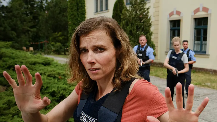 Tatort Gorniak steht mit einer Warnweste im Vordergrund des Bildes. Hinter ihr sind drei Polizeipersonen.