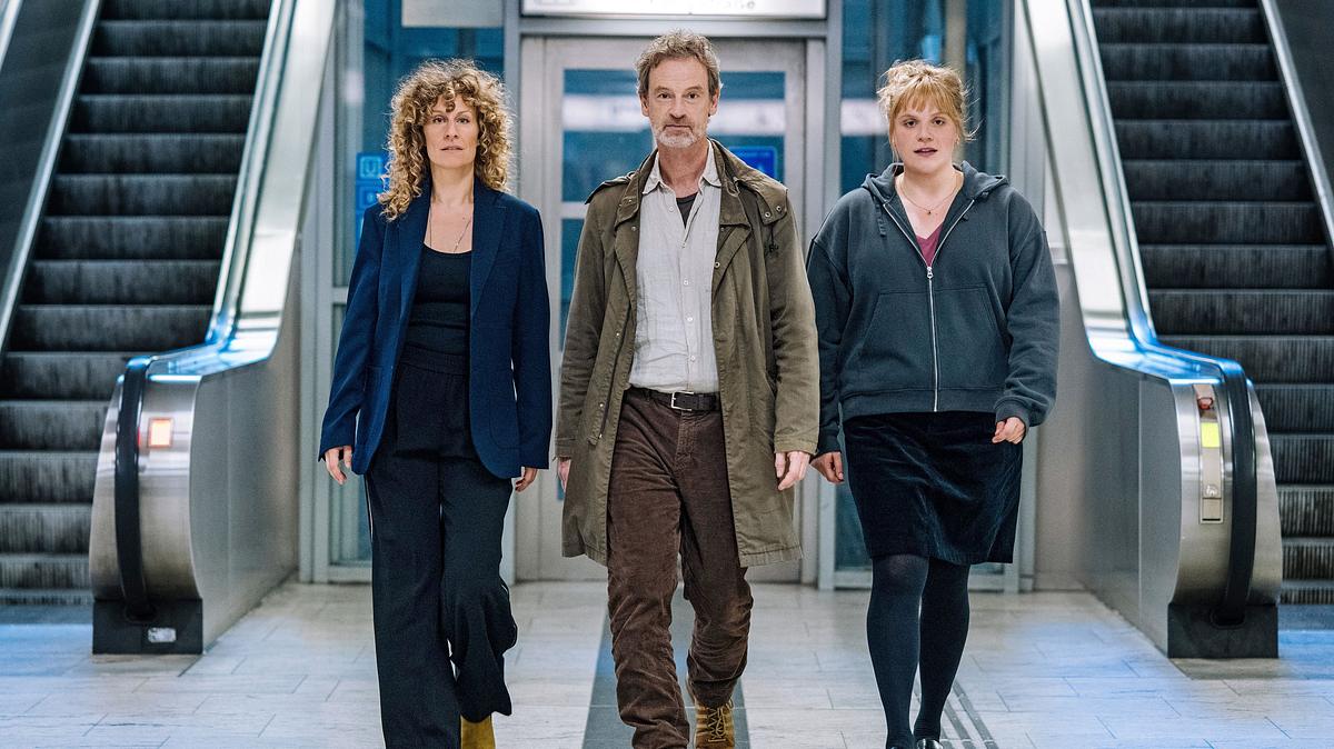 Das Dortmunder „Tatort“-Team mit Jörg Hartmann (Mitte) als Kommissar Peter Faber und Stefanie Reinsperger (rechts) als Kommissarin Rosa Herzog.