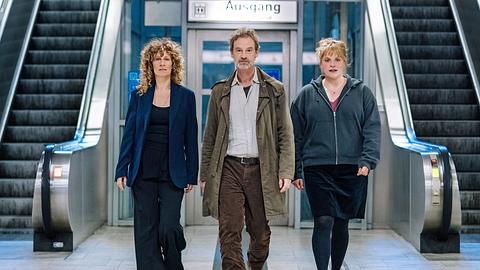 Tatort: Feuer (AT) Drehstart zu einem neuen Fall für das Dortmunder „Tatort“-Team mit Jörg Hartmann (Mitte) als Kommissar Peter Faber und Stefanie Reinsperger (rechts) als Kommissarin Rosa Herzog. Der „Tatort – Feuer“ (AT) hat häusliche Gewalt zum Thema. Die neue Chefin der Mordkommission Ira Klasnič (Alessija Lause, l.) leitet die Ermittlungen. - Foto:  WDR/Pandora Film/Martin Rottenkolber