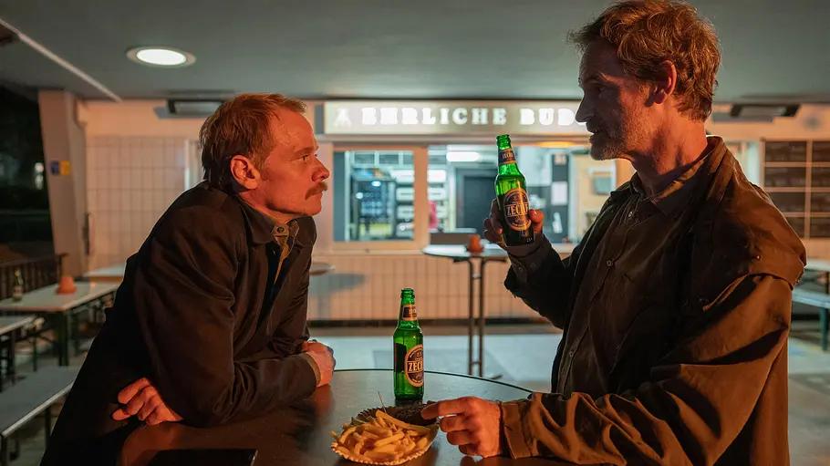 Tatort – Schmerz Stefan Konarkse (l.) steht vor Faber an einer Imbissbude.
