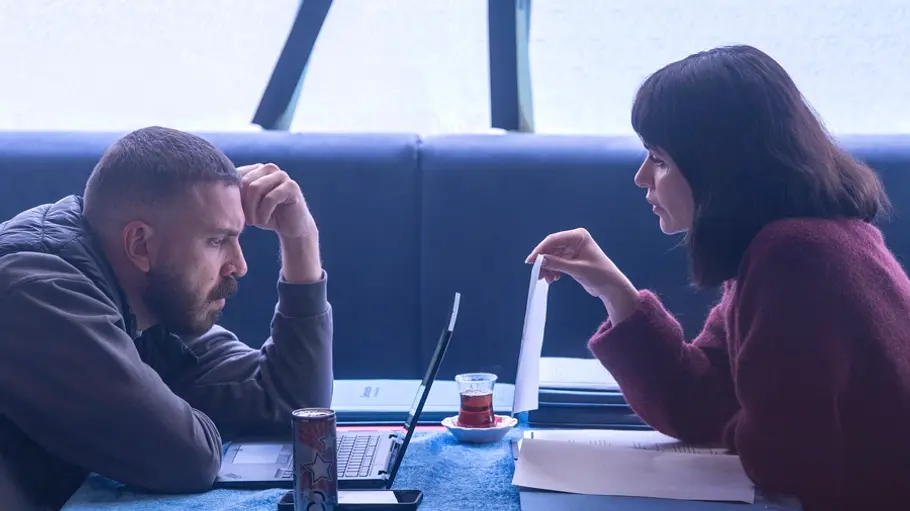 Tatort Edin Hasanovic (links) und Melika Foroutan sitzen an einem Tisch und haben jeweils Laptops vor sich.