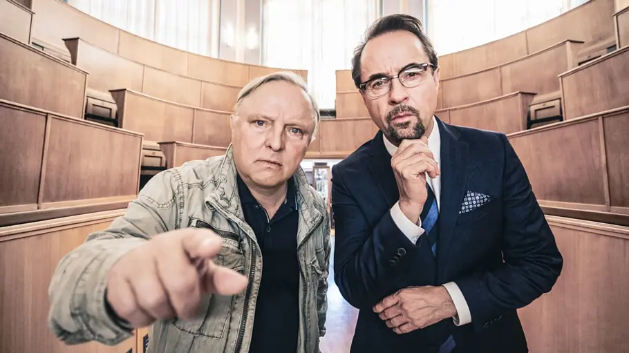 Tatort Thiel (Axel Prahl, l.) und Boerne (Jan Josef Liefers) stehen in einem kreisförmigen Raum.
