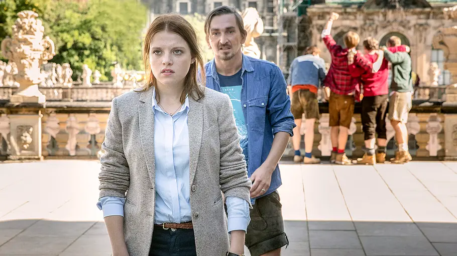 Jella Haase steht entsetzt vor einem Mann. Hinter dem Mann sind weitere Männer zu sehen.