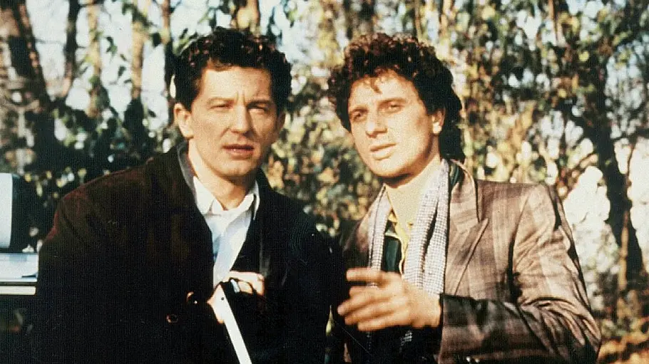 Miroslav Nemec und Udo Wachtveitl stehen in der Natur. 