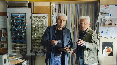 Kriminalhauptkommissar Franz Leitmayr (Udo Wachtveitl) und Kriminalhauptkommissar Ivo Batic (Miroslav Nemec). Leitmayr und Batic im Schlüsselservice von Steve. - Foto: BR/NEUESUPER GmbH/Hendrik Heiden