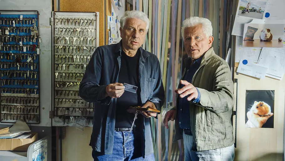 Tatort - Unvergänglich Kriminalhauptkommissar Franz Leitmayr (Udo Wachtveitl) und Kriminalhauptkommissar Ivo Batic (Miroslav Nemec). Leitmayr und Batic im Schlüsselservice von Steve.