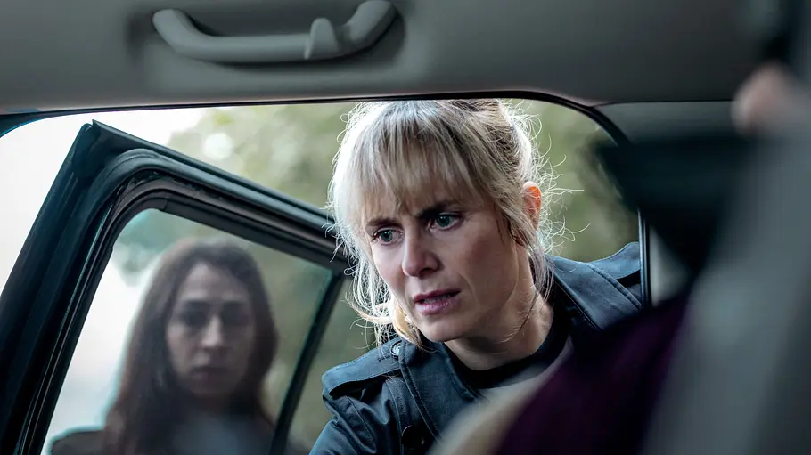 Tatort: Blinder Fleck Grandjean und Ott schauen schockiert auf die Rückbank eines Autos.