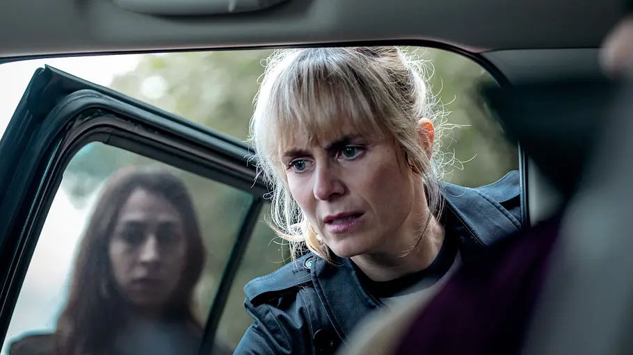 Tatort - Blinder Fleck Anna Pieri Zuercher und Carol Schuler blicken schockiert in ein Auto.