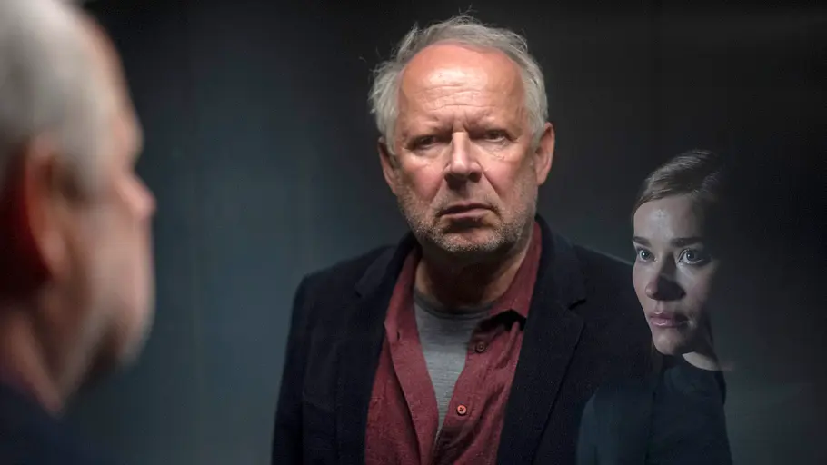 Tatort: Borowski und das ewige Meer Borowski steht in einem Fahrstuhl und diskutiert mit einer KI.