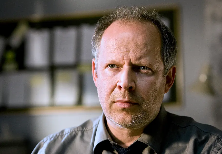 Tatort Man sieht Axel Milberg in einem Hemd.