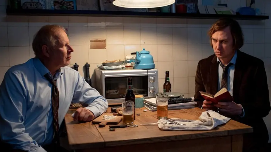 Borowski und der gute Mensch Axel Milberg und Lars Eidinger sitzen sich bei spärlichem Licht am Küchentisch gegenüber.