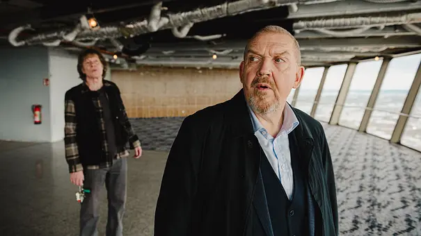 Dietmar Bär (r.) steht mit einem Hausmeister im Kölner Fernsehturm. - Foto: WDR/Sandra Stein Dietmar Bär (r.) steht mit einem Hausmeister im Kölner Fernsehturm. - Foto: WDR/Sandra Stein