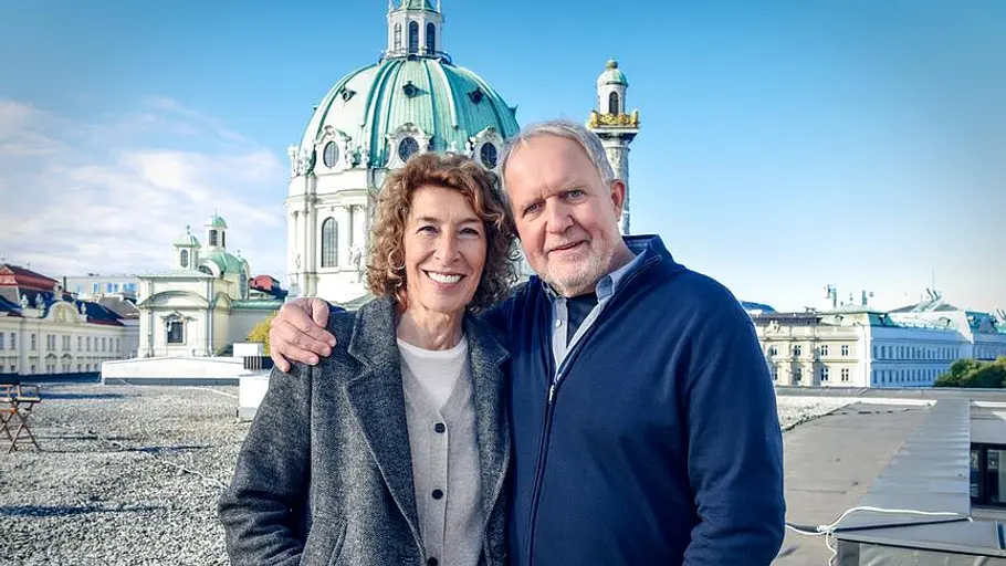 Adele Neuhauser und Harald Krassnitzer posieren gemeinsam für ein Foto.