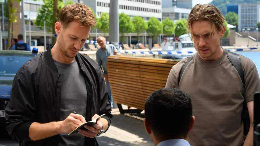 Tatort: Das Ende der Nacht Hölzer und Schürk befragen den Wachmann einen Geldtransporters.