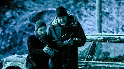 Eva Löbau (links) und Hans-Jochen Wagner stehen in einem verschneiten Wald. - Foto: SWR/Benoît Linder