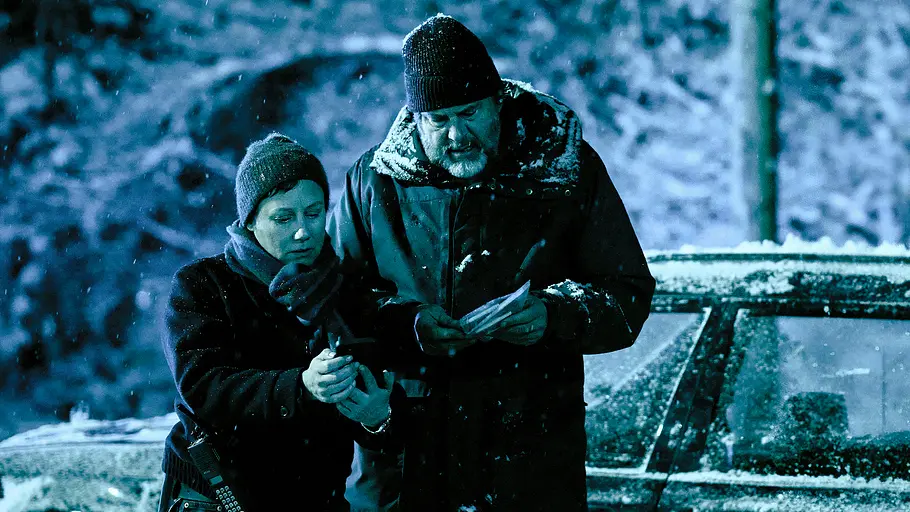 Tatort Eva Löbau (links) und Hans-Jochen Wagner stehen in einem verschneiten Wald.