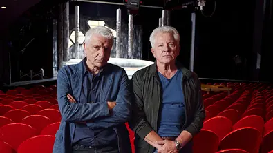 Miroslav Nemec (r.) und Udo Wachtveitl stehen in einem Theater.  - Foto: BR/Claussen+Putz Filmproduktion GmbH/Walter Wehner