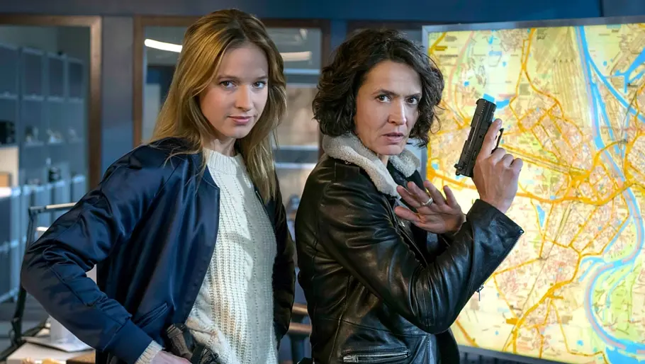 Tatort Ermittlerinnen Stern (Lisa Bitter, links) und Lena Odenthal (Ulrike Folkerts) stehen im Büro. Odenthal hat eine Waffe in der Hand und steht neben einer Landkarte.