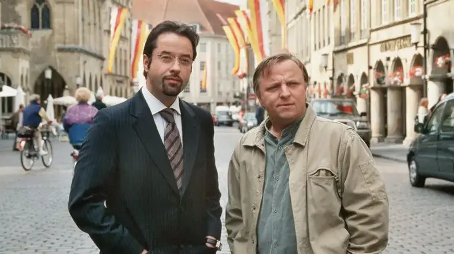 Tatort Jan Josef Liefers und Axel Prahl stehen auf einer Straße in München.