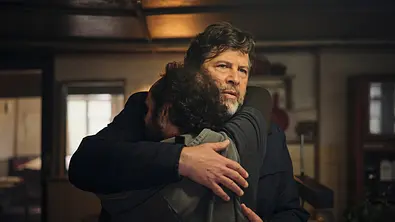 Kommissar Berg umarmt seinen Bruder Reinhardt mit einem sehr besorgten Blick. - Foto: SWR/Benoît Linder