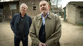 Klaus J. Behrendt und Dietmar beäugen kritisch ein altes Gebäude. - Foto: WDR/BAVARIA FICTION/Thomas Kost Klaus J. Behrendt und Dietmar beäugen kritisch ein altes Gebäude. - Foto: WDR/BAVARIA FICTION/Thomas Kost